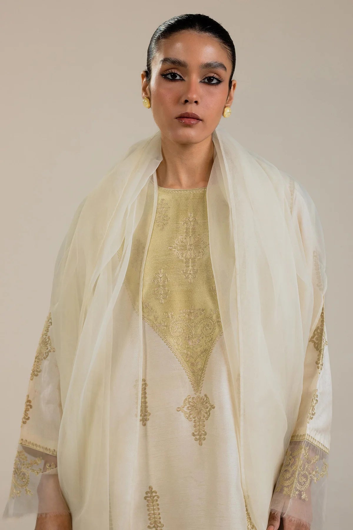 3-Piece Off-white embroidered kurta By Zara Shahjahan