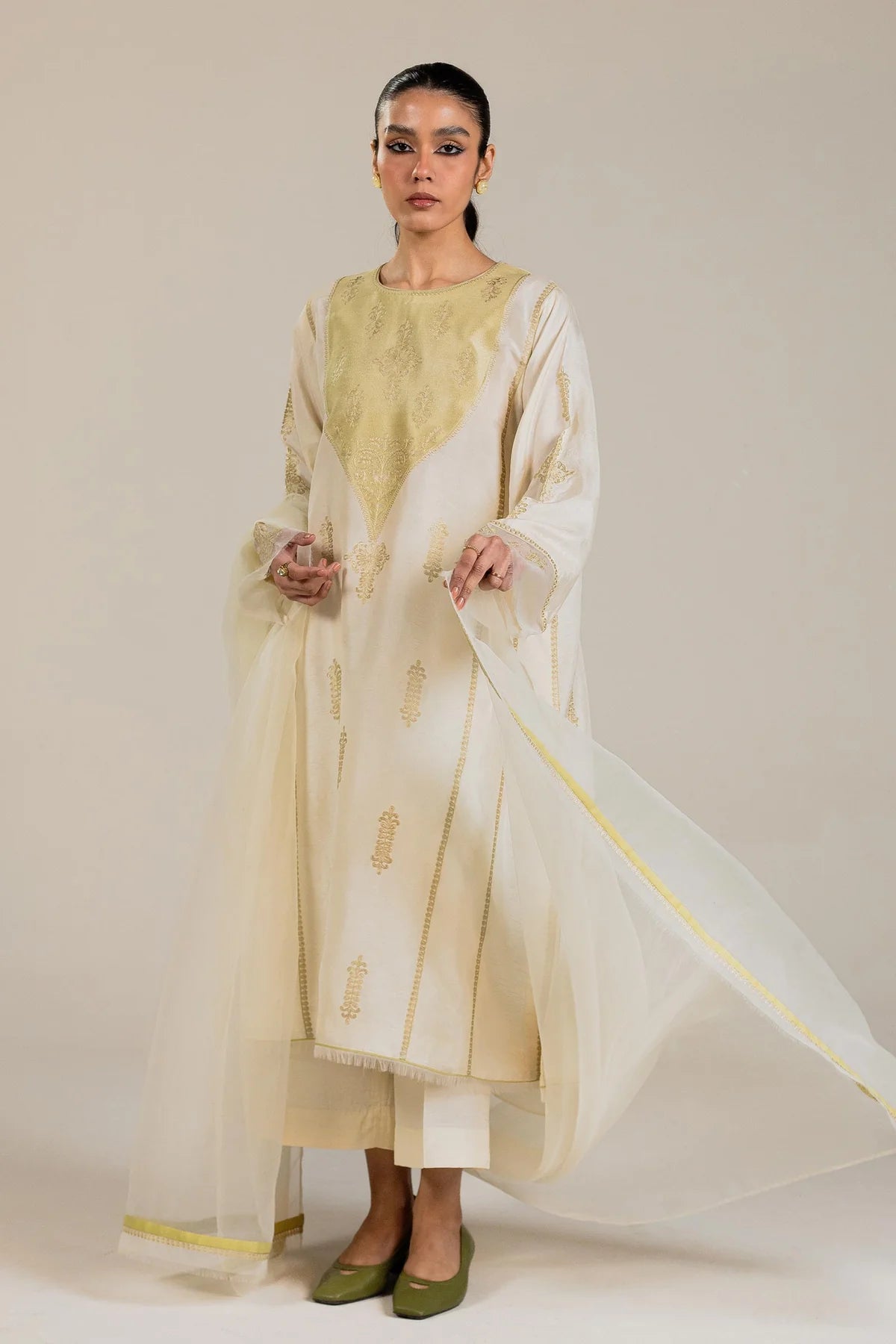 3-Piece Off-white embroidered kurta By Zara Shahjahan