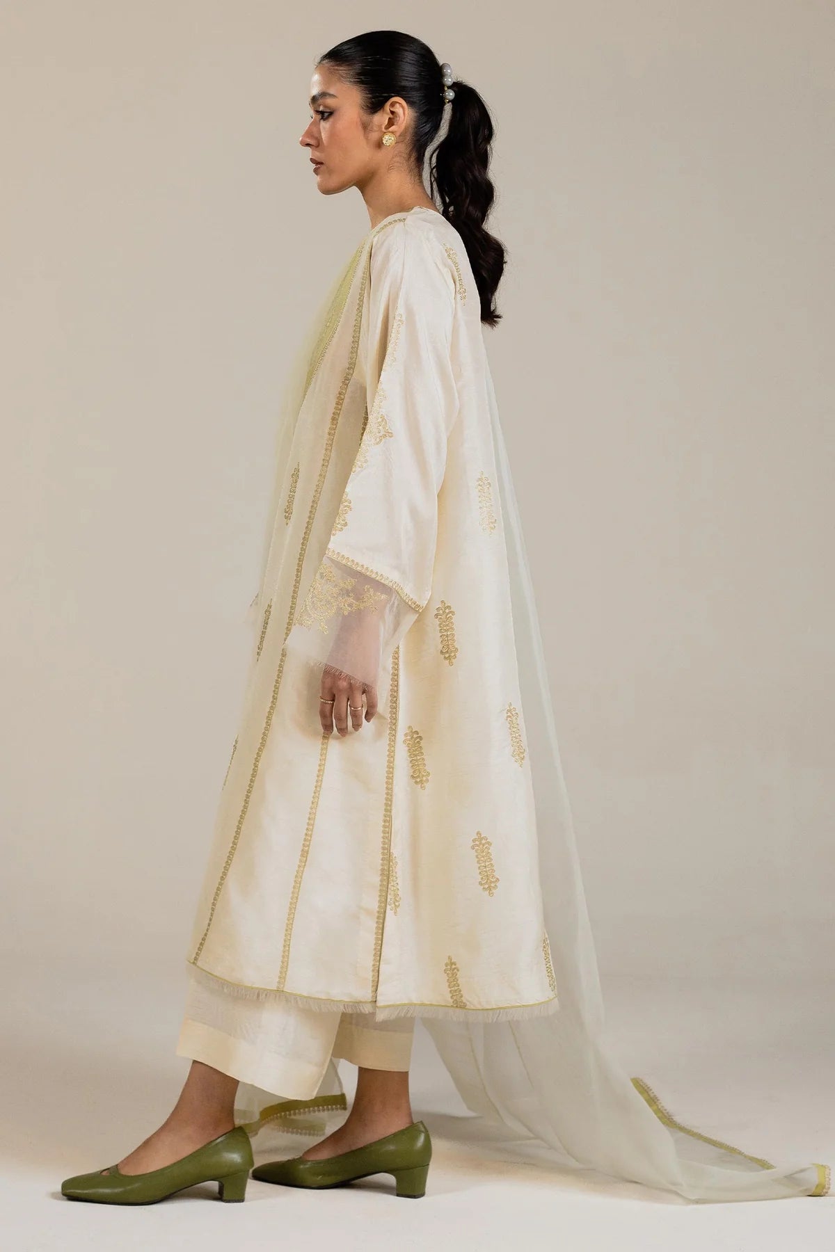 3-Piece Off-white embroidered kurta By Zara Shahjahan