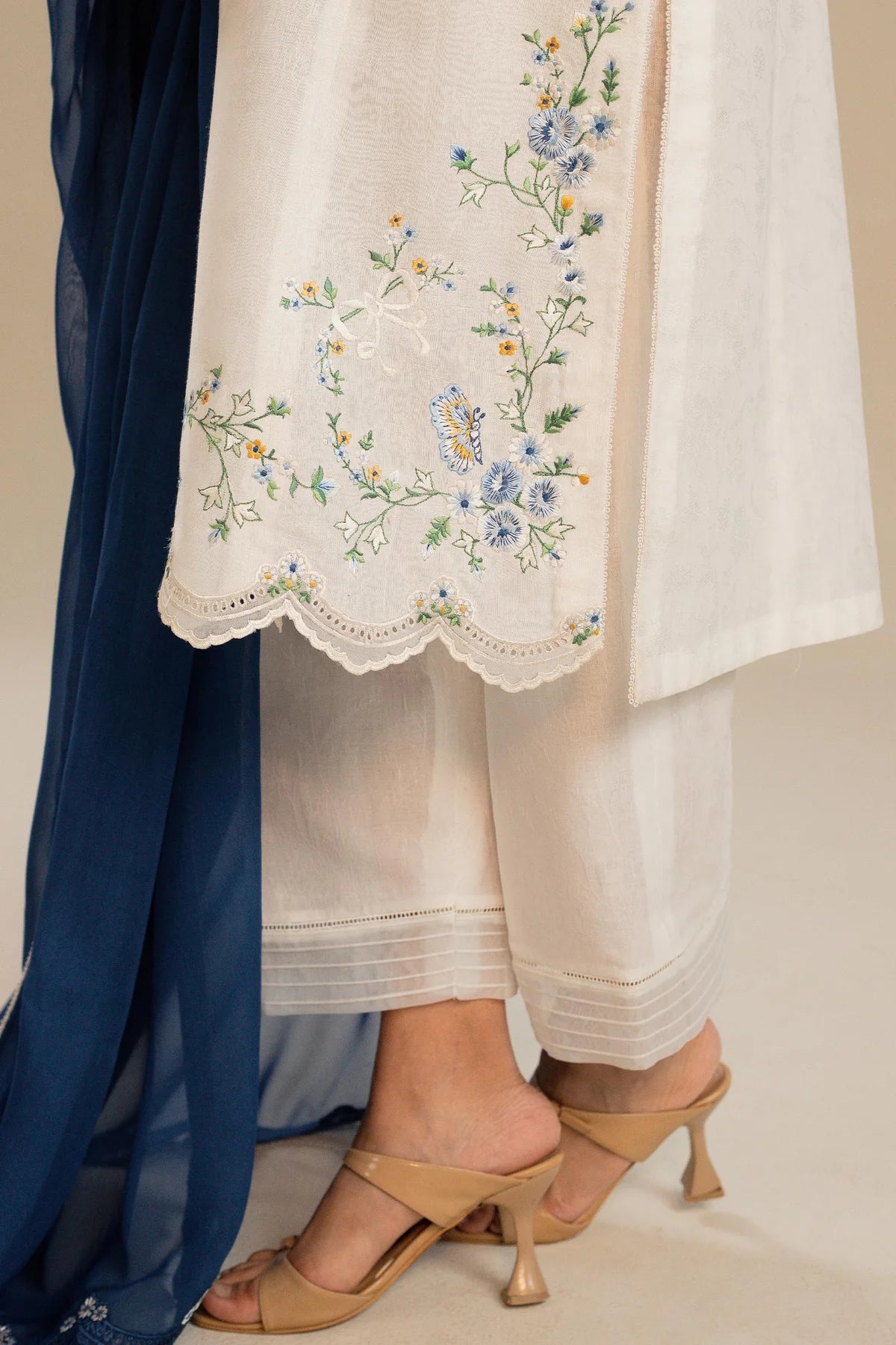 Timeless classic daisy white single-kali kurta By Zara Shahjan